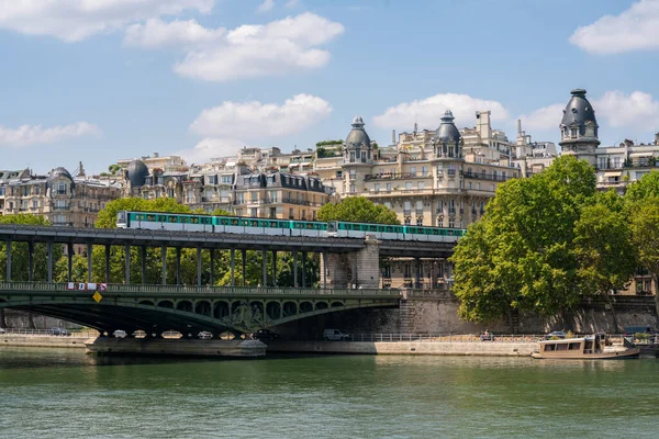 Ponte Bir Hakeim Con Treno Della Metropolitana Parigi Francia — Foto Stock