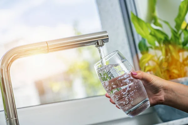 Mujer Llenando Vaso Agua Grifo Grifo Acero Inoxidable Cromo Cerca — Foto de Stock