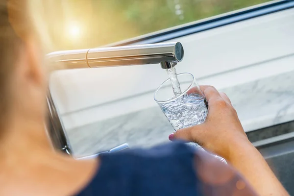 Schöne Frau Füllt Glas Mit Wasser Küche — Stockfoto
