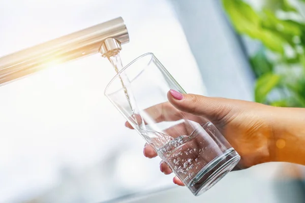 Handen Van Mens Vullen Water Glas Bij Keukenkraan — Stockfoto