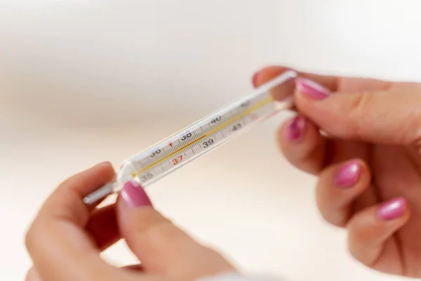 Primer Plano Termómetro Tradicional Para Medir Temperatura Corporal Manos Mujeres —  Fotos de Stock