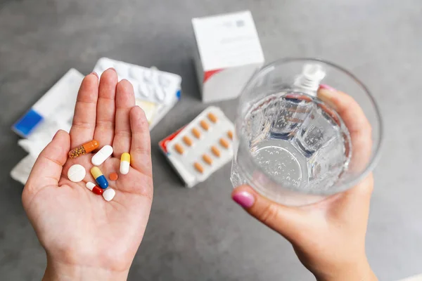 Mujer Sosteniendo Píldoras Vaso Agua Para Medicamentos —  Fotos de Stock