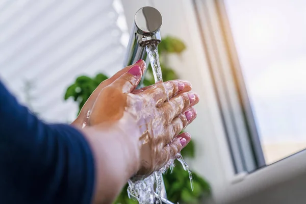 Hygiëne Concept Handen Wassen Met Zeep Onder Kraan Met Water — Stockfoto