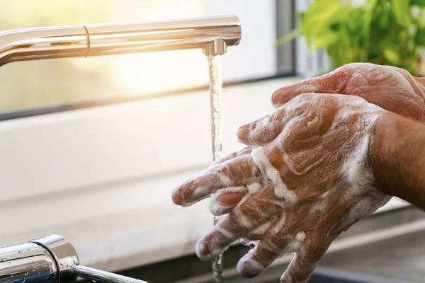 Человек Моет Руки Водой Мылом — стоковое фото