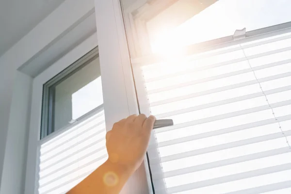 Frauenhand Öffnet Ein Pvc Fenster Mit Rollator — Stockfoto