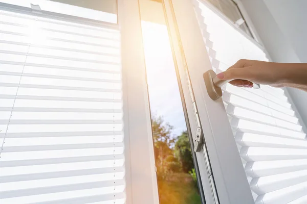 Hand Ein Kunststoff Pvc Fenster Mit Rolle Öffnen — Stockfoto