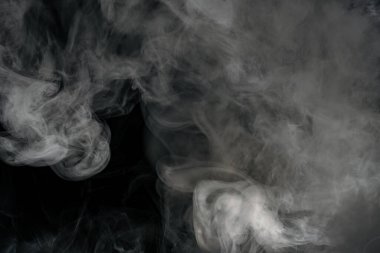 duman siyah arkaplanda izole edildi