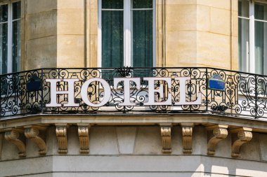 Otel tabelası duvarda.