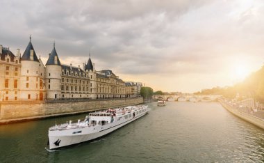 Consiergerie, Pont Neuf ve Seine nehri Paris, Fransa 'da gün batımında