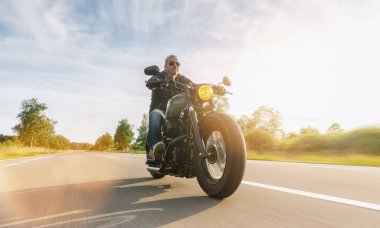 Motosiklet sürücüsü Orta Avrupa otoyolunda kruvazöre biniyor..