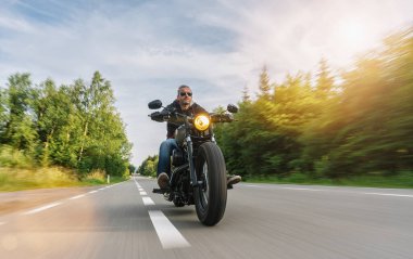 Motosiklet turunda hareket hızıyla yol alan bir motosiklet helikopteri. bireysel metniniz için kopyalama alanı.