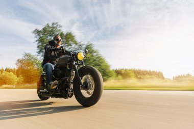 Yazın kır yolunda yüksek güçlü motosiklet helikopteri. Motosiklet turunda boş bir yolda araba sürerken eğleniyorum. bireysel metniniz için kopyalama alanı.