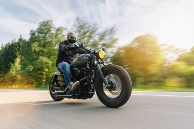 Yazın kır yolunda yüksek güçlü motosiklet helikopteri. Motosiklet turunda boş bir yolda araba kullanırken eğleniyorum.