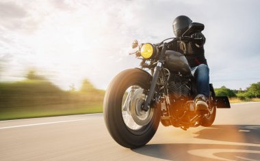 Şehir yolunda yüksek güçlü motosiklet helikopteri