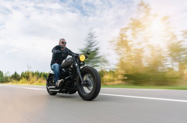 Taşra yolunda yüksek güçlü bir motosiklet helikopteri. Motosiklet turunda boş bir yolda araba kullanırken eğleniyorum.