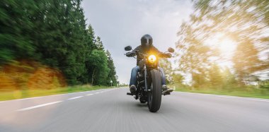 Orman yolunda motosikletli helikopter. Motosiklet turunda boş bir yolda araba sürerken eğleniyorum. bireysel metniniz için kopyalama alanı.