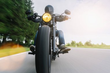 Motosiklet helikopteri gün batımında yolda. Motosiklet turunda boş bir yolda araba sürerken eğleniyorum. bireysel metniniz için kopyalama alanı.