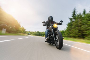 Yazın kır yolunda motosikletli helikopter. Motosiklet turunda boş bir yolda araba sürerken eğleniyorum. bireysel metniniz için kopyalama alanı.