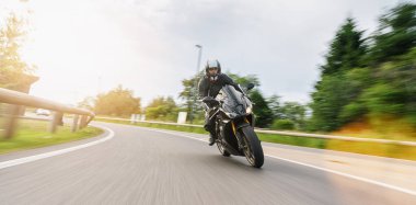 Motosiklet, motosiklet turunda hareket hızıyla virajda giderken. bireysel metniniz için kopyalama alanı.