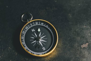 Yönlendirme, seyahat, rehberlik veya yardım için bir tablo konsepti üzerinde pusula