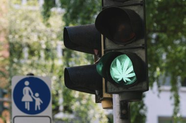 Yeşil marihuana ya da esrar işaretli trafik ışığı