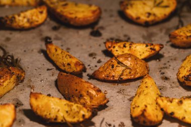 Pişirilmiş patates dilimleri, ev yapımı organik sebze vejetaryen patates, atıştırmalık yemek..