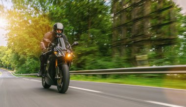 Şehir yolunda motosiklet sürmek. Motosiklet gezisinde boş yolda araba kullanmak. bireysel metniniz için kopyalama alanı.