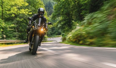 Orman yolunda motosiklet sürmek. Motosiklet turunda boş yolda araba kullanmak. bireysel metniniz için kopyalama alanı.