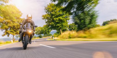 Motosiklet sürerken. Motosiklet turunda boş bir yolda araba sürerken eğleniyorum. bireysel metniniz için kopyalama alanı.