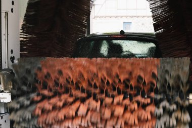 Otomatik oto yıkama fırçaları iş başında