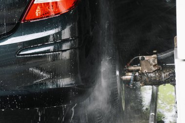 Otomatik oto yıkama fırçası devrede