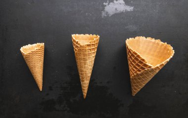 Masanın üzerinde boş dondurma külahı koleksiyonu