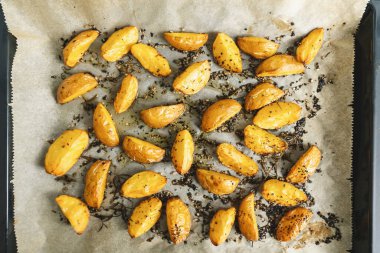 Fırında patates dilimleri, ev yapımı organik sebze vejetaryen patates, atıştırmalık yemek..