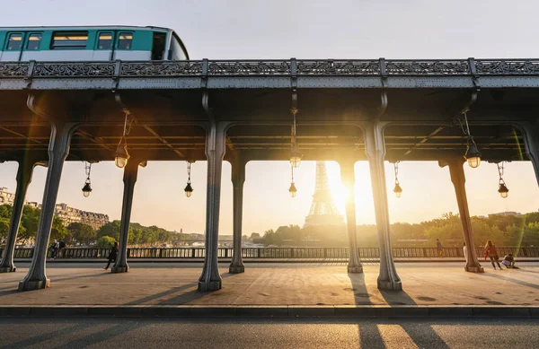 Pont Bir Hakeim Met Metro Een Eiffeltoren Bij Zonsopgang — Stockfoto