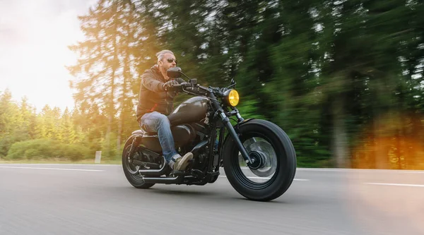 Motociclista Moto Elicottero Una Strada Vuota Nella Giornata Sole — Foto Stock