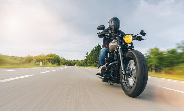 мотоциклетный вертолет на сельской дороге. Весело ездить по пустой дороге на мотоцикле. копирайт для Вашего индивидуального текста
.