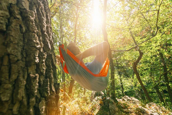 Randonneur Relaxant Dans Hamac Dans Forêt — Photo