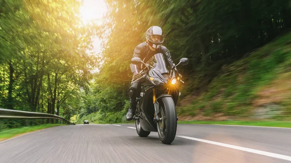 森の道をバイクで走る バイクツアーで空の道を運転しています 個々のテキストのコピースペースは — ストック写真