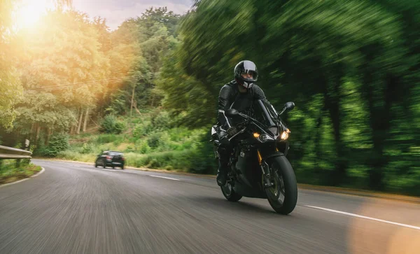 バイクで山の中の道を走っています バイクツアーで空の道を運転しています 個々のテキストのコピースペースは — ストック写真