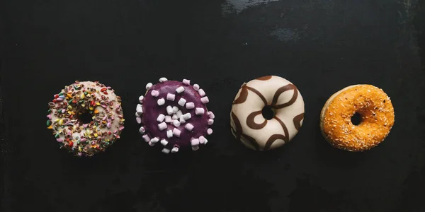 Varios Donuts Horneados Una Fila Comida Dulce — Foto de Stock