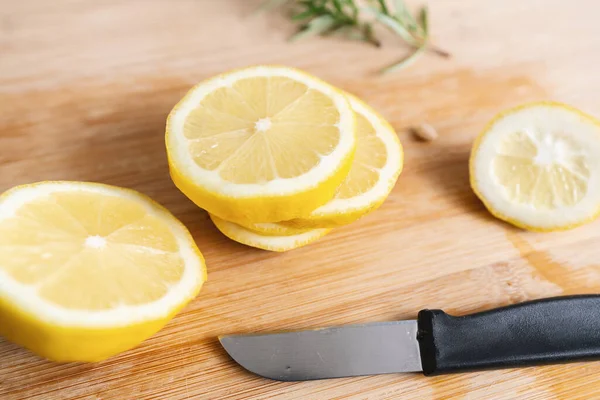 Lemon Slices Wooden Cutting Board Table — Stock Photo, Image