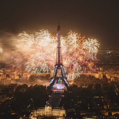 Eyfel Kulesi Paris, Fransa'da yeni yıl kutlamaları havai fişek ile