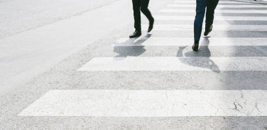 Kalabalık kalabalık kalabalık şehir caddesinde yürüyor