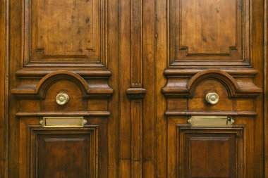 kahverengi eski kapı ve posta kutusu