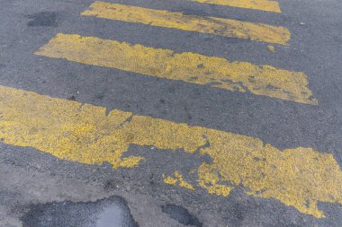 Caddenin karşısındaki eski yaya yolu. 
