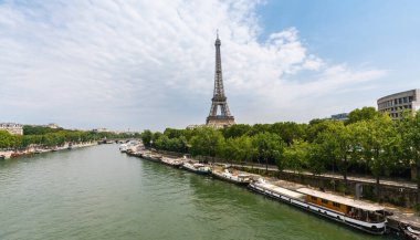 Yazın Paris Eyfel Kulesi