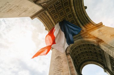 Paris, Fransa 'da Bastille Günü' nde Fransız bayrağıyla Zafer Takı