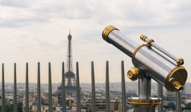 Teleskoplu Eyfel kulesi manzaralı, Paris. Fransa