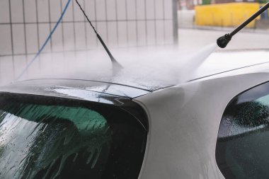 Araba Yıkama Arabası Yüksek Basınçlı Suyu Kullanıyor