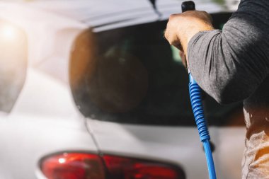 Araba yıkamada araba yıkayan bir işçi.